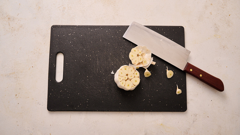 cutting top off of garlic bulb