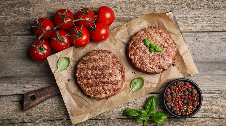 Bunless cooked burger patties