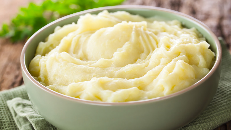 Bowl of mashed potatoes 