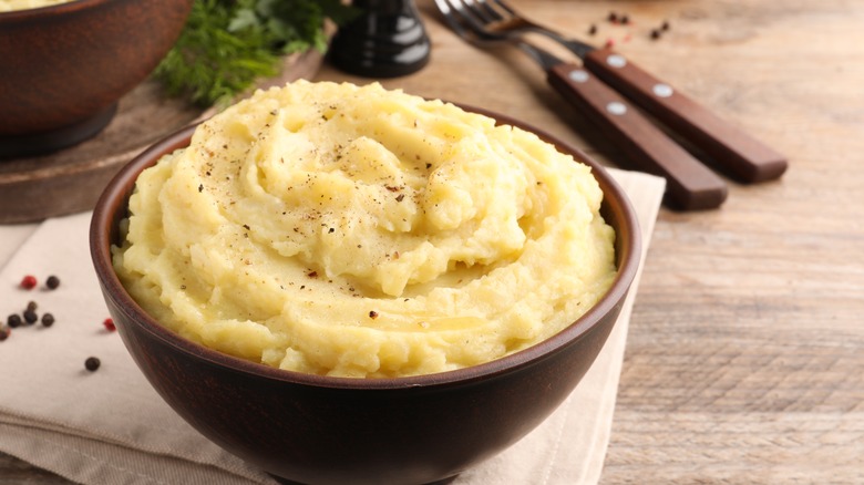 Mashed potatoes in brown bowl