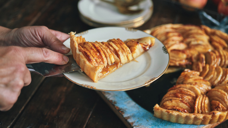 serving apple pie slice