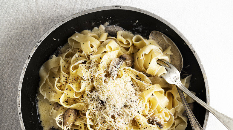 pasta served with cream sauce