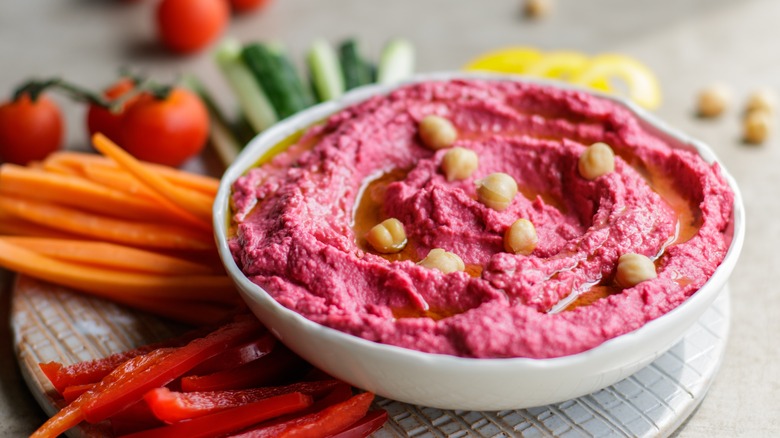 Beet hummus with vegetable sticks