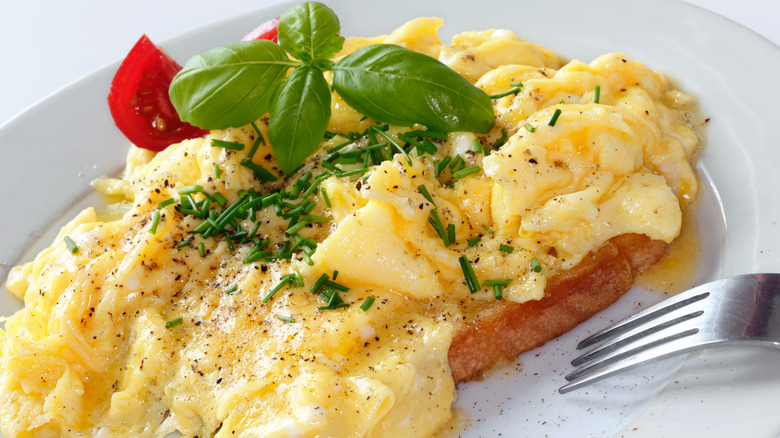 scrambled eggs on toast