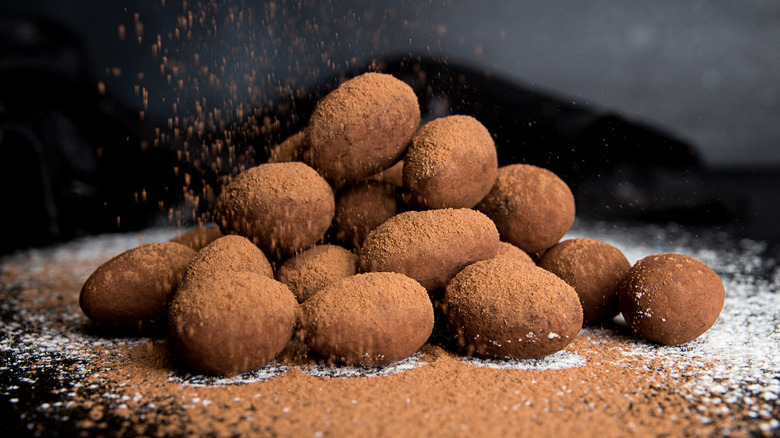 Almonds dusted in seasoning