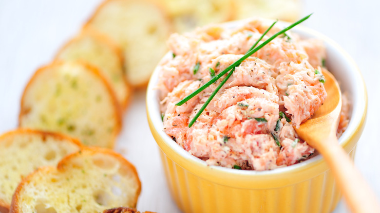 Smoked salmon dip with crackers