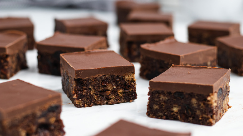 Sliced chocolate tiffin pieces 