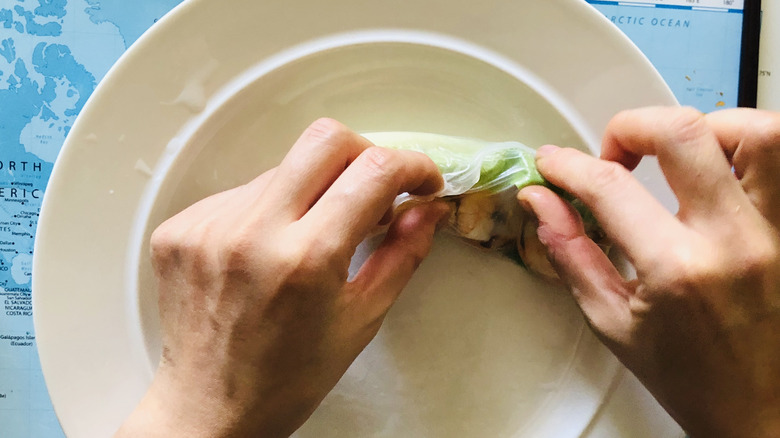 Hand rolling summer roll 