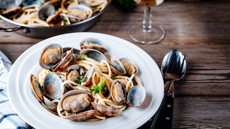 bowl of clam pasta