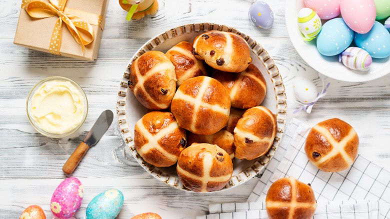 hot cross buns with eggs