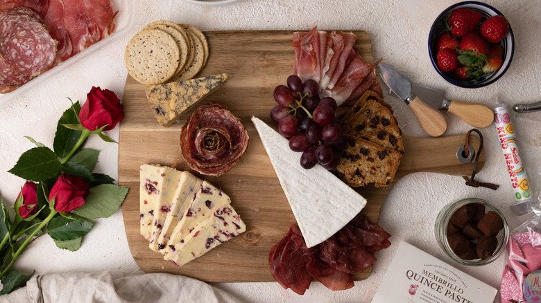 assembling charcuterie board 