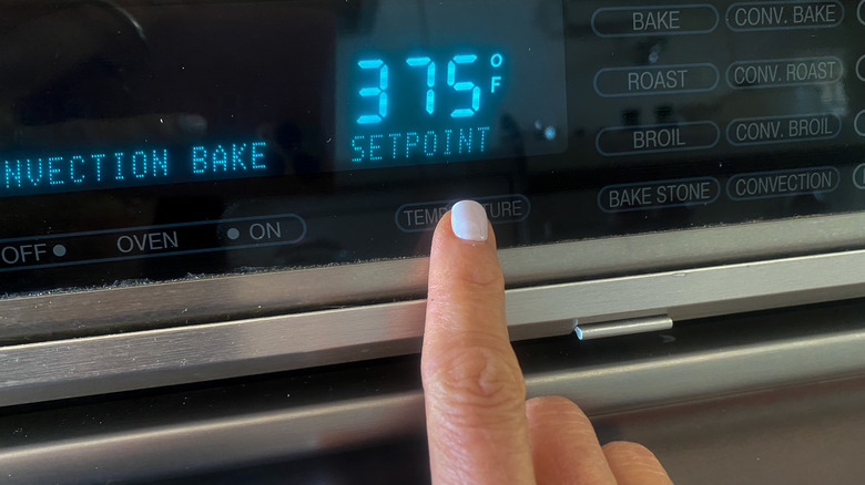 finger setting oven temperature