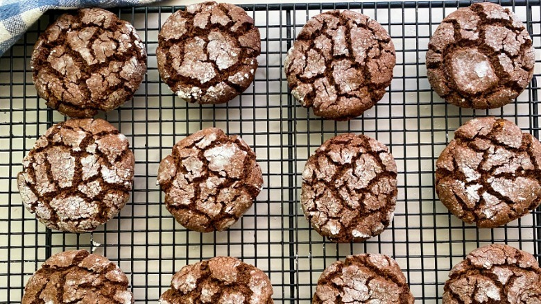 crinkle cookies on cooling rack