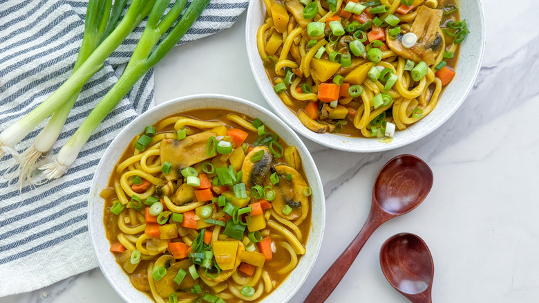 2 bowls of udon curry