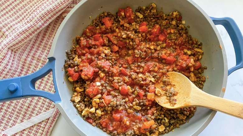 tomatoes peppers lentils in pan