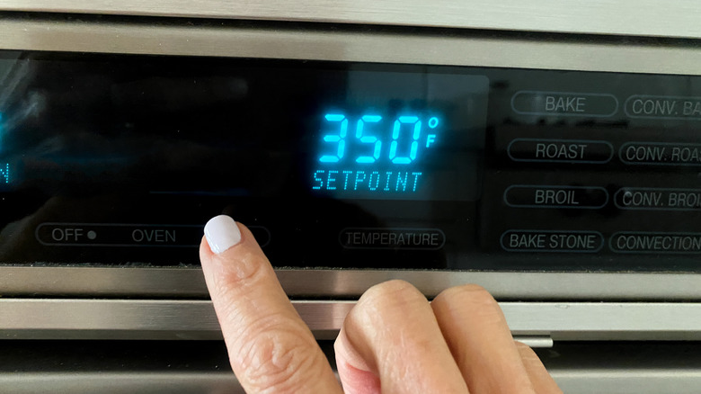 setting oven temperature to 350