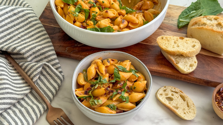 vodka sauce shell pasta served in bowls with bread