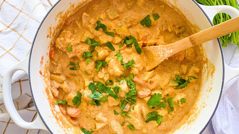 Vegetable korma in pot