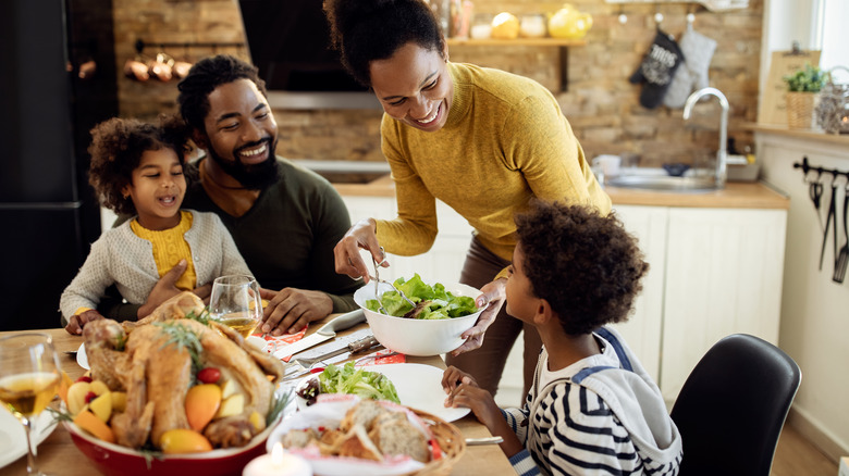 family eats Thanksgiving