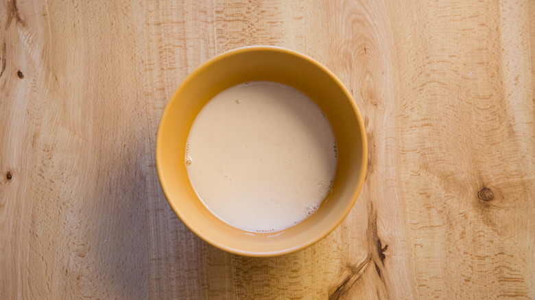 milk and vinegar in bowl