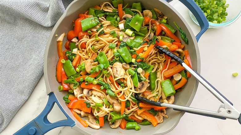 lo mein in frying pan