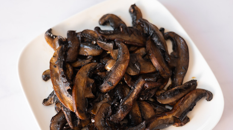 cooked mushrooms on plate 