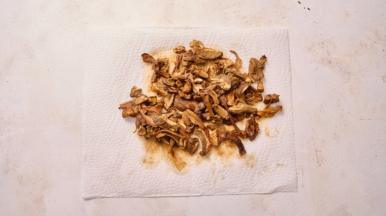 drying mushrooms on paper towel