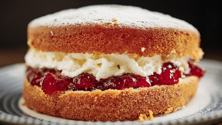 Victoria sponge with fillings