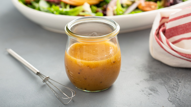 Salad dressing with vinegar