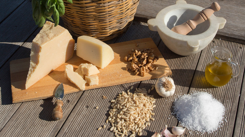 Ingredients for walnut sauce 