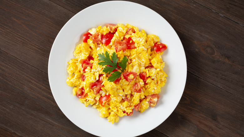 Scrambled eggs and tomato