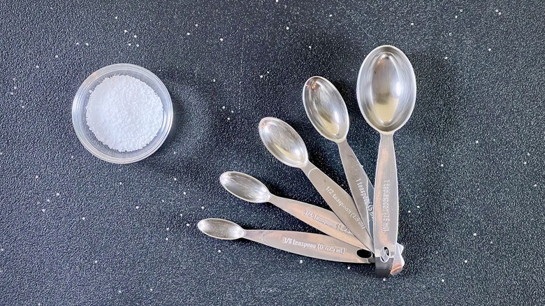 A set of measuring spoons