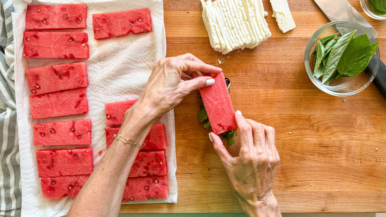 hand closing sandwich