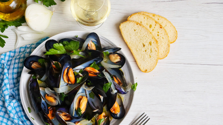 Mussels and Champagne with bread 
