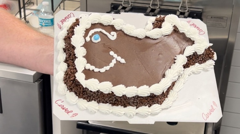 Carvel chef holding Fudgie the Whale cake