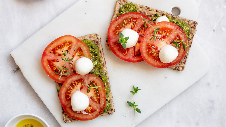 tomato toast with pesto