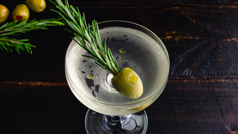 Gin martini with olive and rosmary