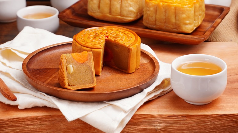 sliced mooncake with tea