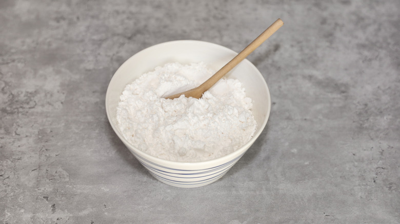 Powdered erythritol in a dish