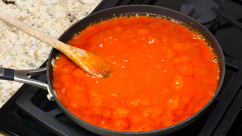 simmering tomato sauce 