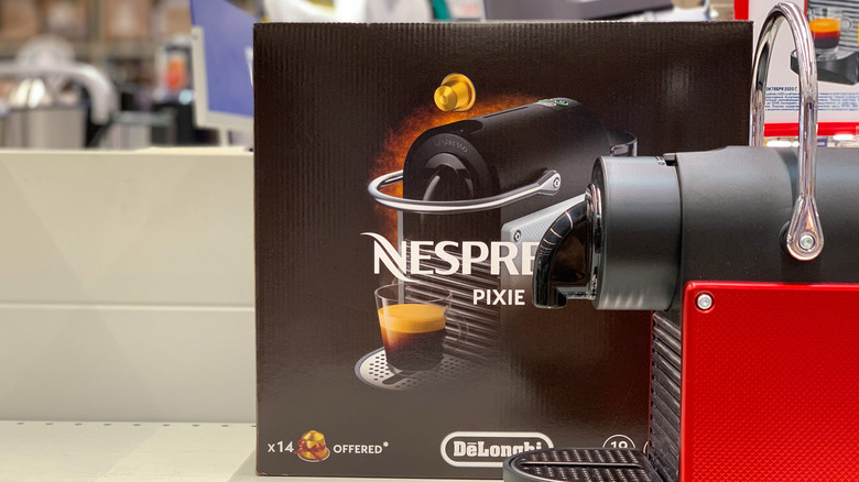 Nespresso pixie machine with package