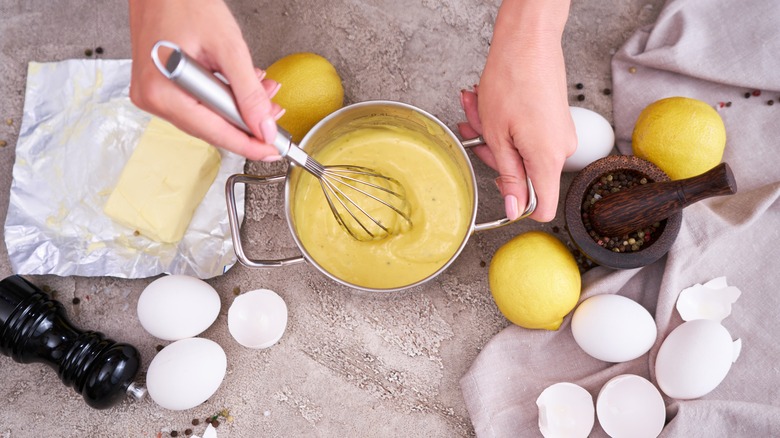 making hollandaise sauce