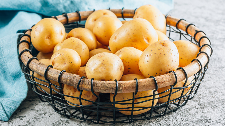 https://www.tastingtable.com/img/gallery/what-is-a-new-potato-and-how-should-you-cook-with-it/intro-1675257982.jpg
