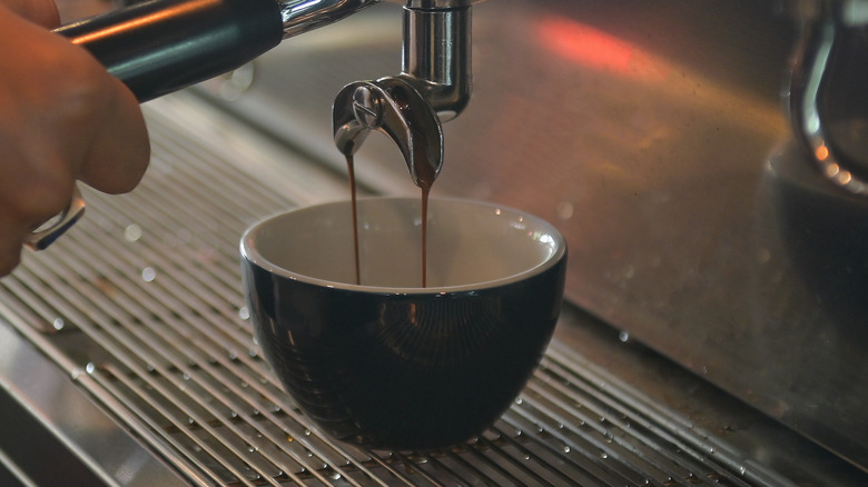 Pulling espresso