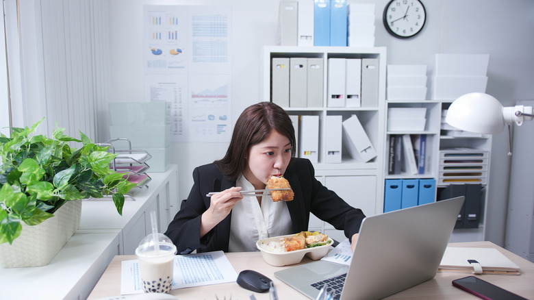 woman eating work lunch