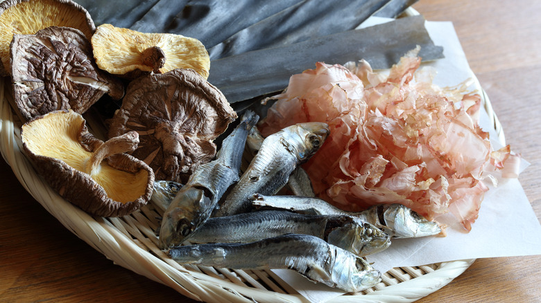 Dashi stock ingredients 