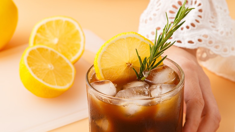 barista serving ice coffee lemon