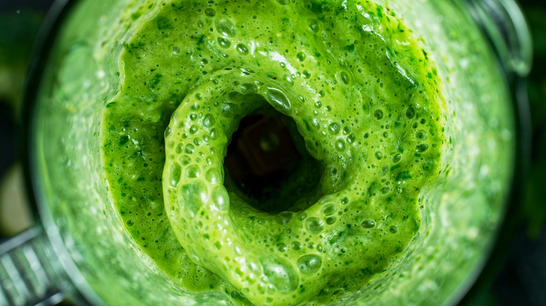 Green juice in a blender