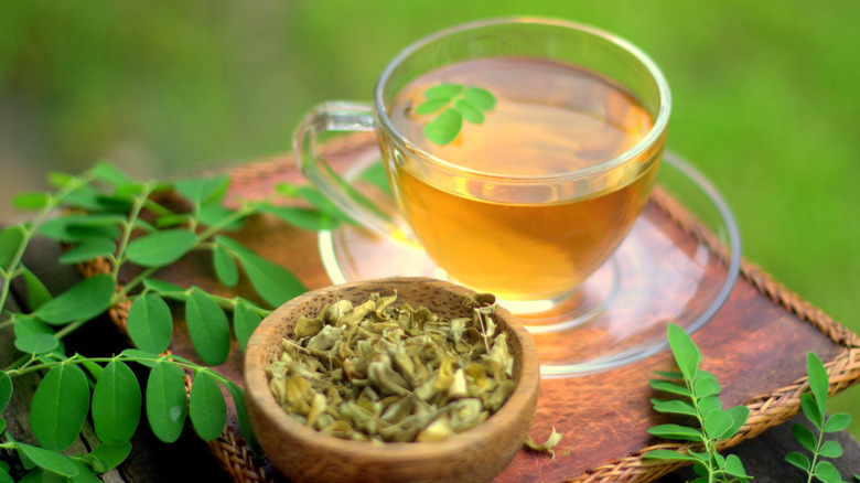 moringa tea and leaves