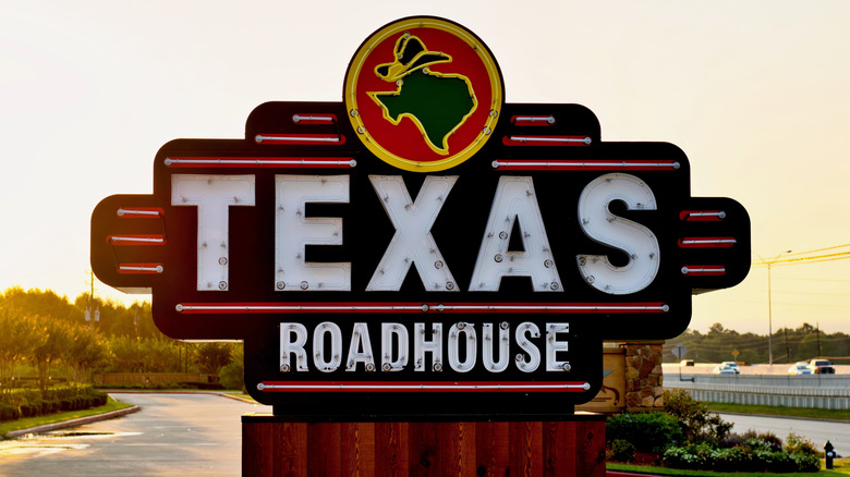 Texas Roadhouse signage